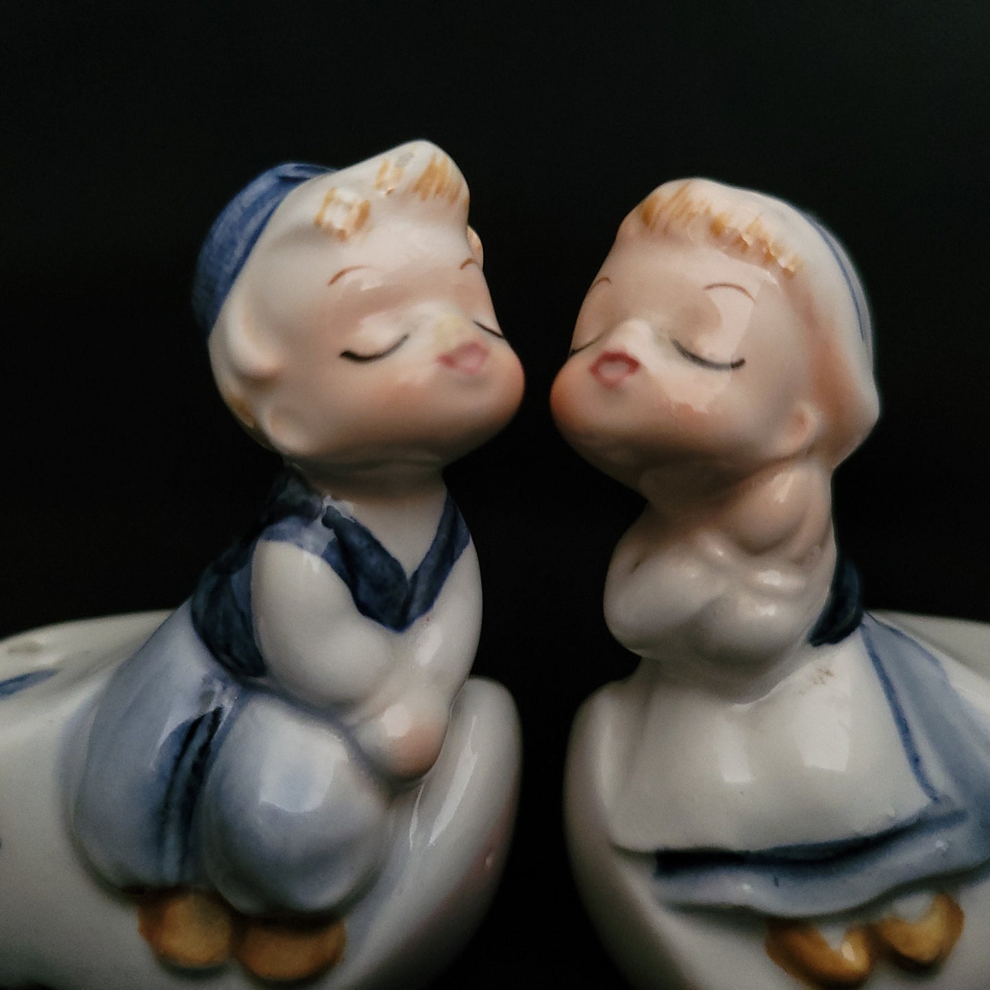 Kissing Dutch Salt & Pepper Set/ Enesco Dutch Collectable/ Vintage Dutch Clog with Kissing Couple Shaker