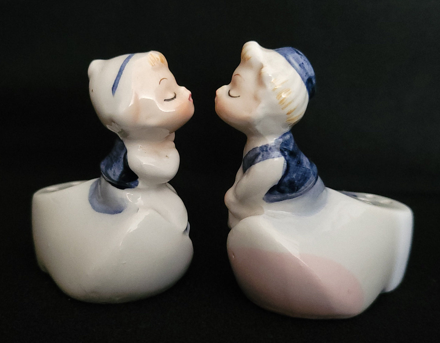 Kissing Dutch Salt & Pepper Set/ Enesco Dutch Collectable/ Vintage Dutch Clog with Kissing Couple Shaker